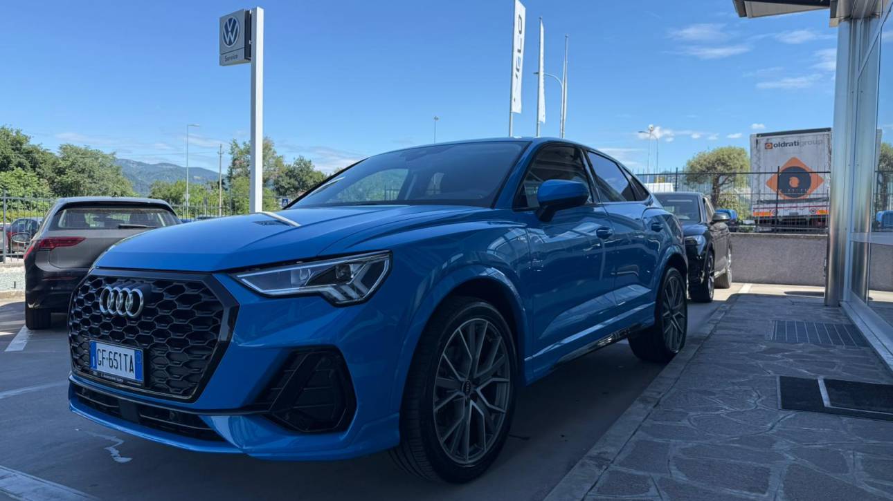 Audi Q3 Sportback blu, vista anteriore